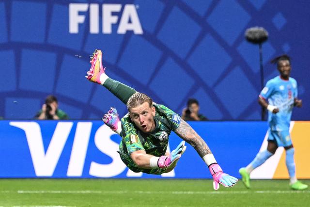 England's goalkeeper #01 Jordan Pickford dives during the 2026 World Cup round of 32 match football between England and the Democratic Republic of Congo at the Atlanta Stadium in Atlanta on July 1, 2026.  (Photo by ROBERTO SCHMIDT / AFP)