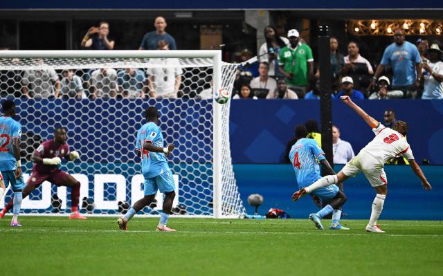 England's forward #09 Harry Kane shoots and scores his team's second goal during the 2026 World Cup round of 32 match football between England and the Democratic Republic of Congo at the Atlanta Stadium in Atlanta on July 1, 2026.  (Photo by ROBERTO SCHMIDT / AFP)