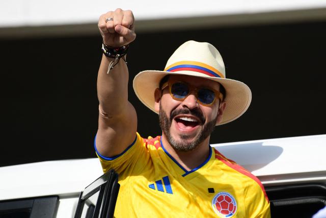 (FILES) Colombia's presidential candidate for the Defensores de la Patria movement, Abelardo de la Espriella, raises his clenched fist at a polling station during the presidential election runoff in Barranquilla, Colombia, on June 21, 2026. Colombia’s incoming government, led by Abelardo de la Espriella, announced on Wednesday that it would reduce the size of the state and give the green light to oil and gas extraction using fracking in response to the high budget deficit. (Photo by Jaime SALDARRIAGA / AFP)