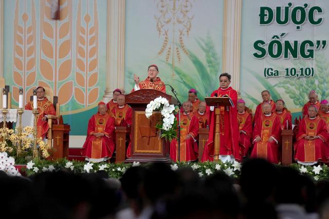 Cardinal Luis Antonio Tagle (C), special envoy of Pope Leo XIV, speaks at the beatification mass for the late Vietnamese Catholic priest Francis Xavier Truong Buu Diep at the Tac Say Pilgrimage Center in Ca Mau province in southern Vietnam. The first beatification ceremony was held in Vietnam in the nearly 500-year history of the Catholic Church in the country. (Photo by AFP)
