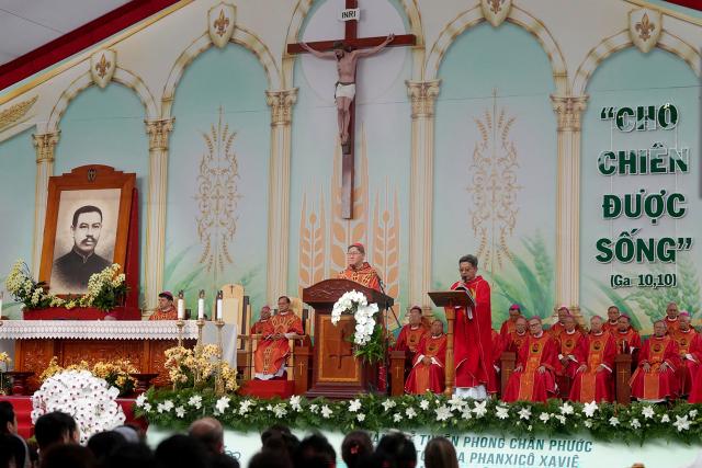 Cardinal Luis Antonio Tagle (C), special envoy of Pope Leo XIV, speaks at the beatification mass for the late Vietnamese Catholic priest Francis Xavier Truong Buu Diep at the Tac Say Pilgrimage Center in Ca Mau province in southern Vietnam. The first beatification ceremony was held in Vietnam in the nearly 500-year history of the Catholic Church in the country. (Photo by AFP)