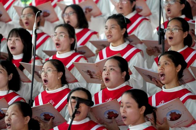 A choir sings at the beatification mass for the late Vietnamese Catholic priest Francis Xavier Truong Buu Diep at the Tac Say Pilgrimage Center in Ca Mau province in southern Vietnam. The first beatification ceremony was held in Vietnam in the nearly 500-year history of the Catholic Church in the country. (Photo by AFP)