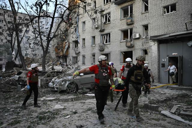 Rescuers carry a wounded person from a damaged residential building following missile strikes on the Ukrainian capital of Kyiv, amid the Russian invasion of Ukraine. Russian missile and drone strikes rocked Kyiv early on July 2, killing at least eight people and wounding dozens, after President Volodymyr Zelensky warned that Moscow was preparing a "massive attack". (Photo by Genya Savilov / AFP)