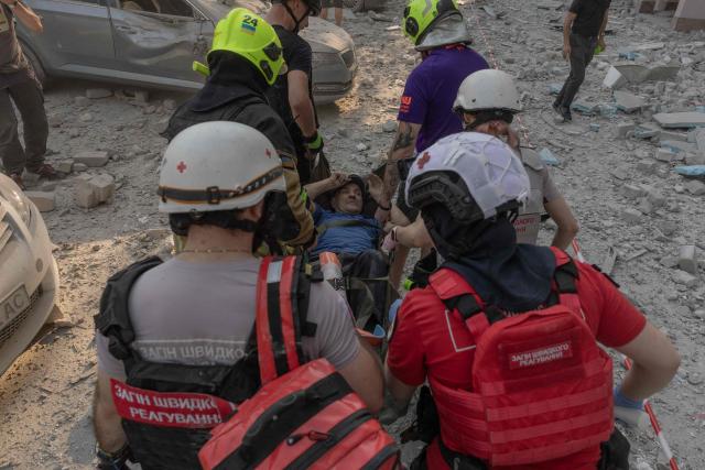 Rescuers carry an injured man from a damaged residential building following a Russian air attack on the Ukrainian capital of Kyiv on July 2, 2026, amid the Russian invasion in Ukraine. Russian missile and drone strikes rocked Kyiv early on July 2, killing at least eight people and wounding dozens, after President Volodymyr Zelensky warned that Moscow was preparing a "massive attack". (Photo by Roman PILIPEY / AFP)