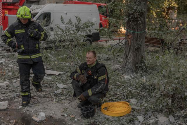 Rescuers rest at the site of a residential building damaged following a Russian air attack on the Ukrainian capital of Kyiv on July 2, 2026, amid the Russian invasion in Ukraine. Russian missile and drone strikes rocked Kyiv early on July 2, killing at least eight people and wounding dozens, after President Volodymyr Zelensky warned that Moscow was preparing a "massive attack". (Photo by Roman PILIPEY / AFP)