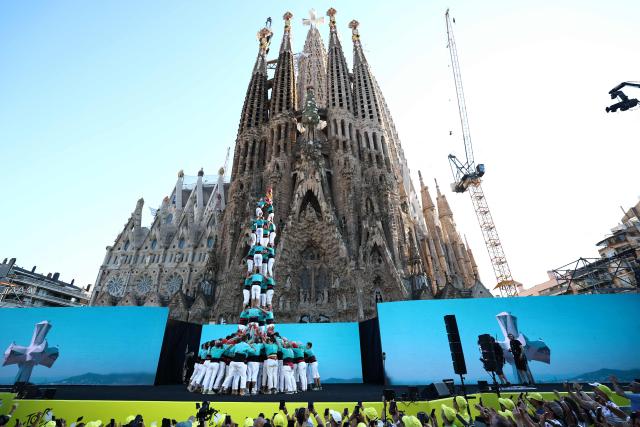 Performers form a Castell, a traditional Catalan human tower, at the end of the team presentation ceremony ahead of the 113th edition of the Tour de France cycling race, with the Sagrada Familia Basilica seen in the background, in Barcelona, northeastern Spain, on July 2, 2026. (Photo by Anne-Christine POUJOULAT / AFP)