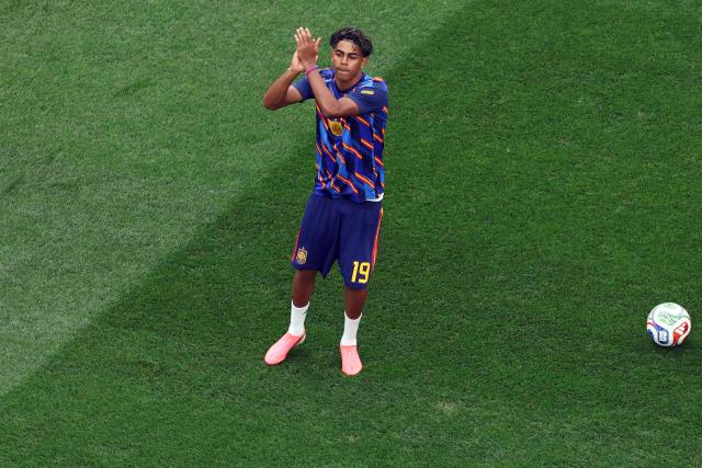 Spain's forward #19 Lamine Yamal greets fans as he warms up ahead of the 2026 World Cup round of 32 football match between Spain and Austria at the Los Angeles Stadium in Inglewood on July 2, 2026.  (Photo by VALERIE MACON / AFP)