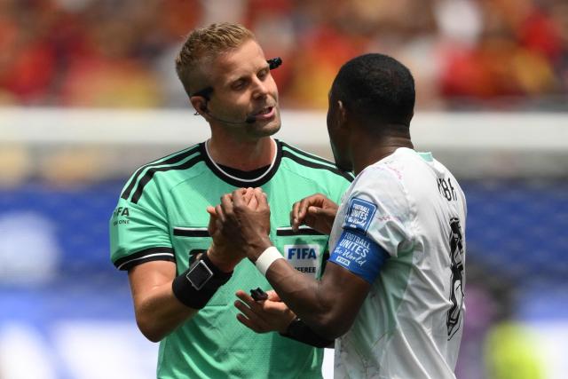 Swedish referee Glenn Nyberg and Austria's defender #08 David Alaba talk during the 2026 World Cup round of 32 football match between Spain and Austria at the Los Angeles Stadium in Inglewood on July 2, 2026.  (Photo by Patrick T. Fallon / AFP)