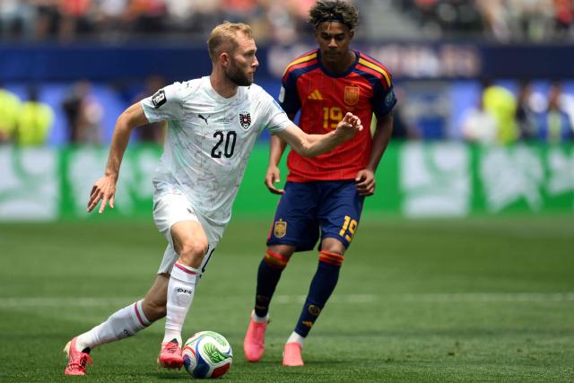Austria's midfielder #20 Konrad Laimer runs with the ball past Spain's forward #19 Lamine Yamal during the 2026 World Cup round of 32 football match between Spain and Austria at the Los Angeles Stadium in Inglewood on July 2, 2026.  (Photo by Patrick T. Fallon / AFP)