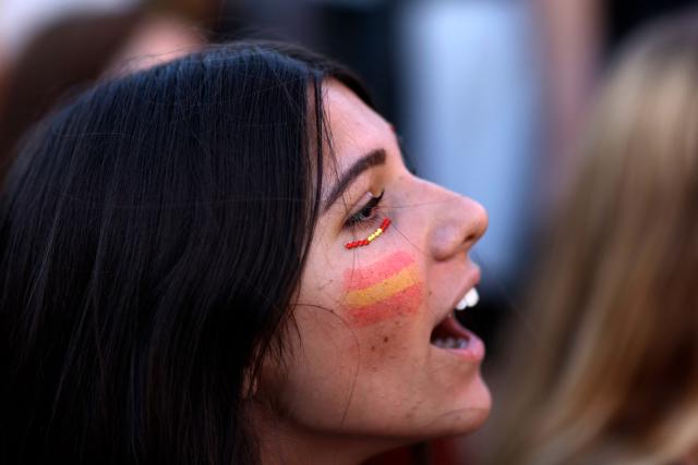 A Spain supporter reacts while viewing giant screens showing the Spain vs. Austria FIFA World Cup 2026 round-of-32 football match at Los Angeles Stadium in Inglewood, as seen in Madrid on July 2, 2026. (Photo by Oscar DEL POZO / AFP)