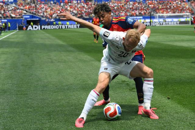 Austria's midfielder #20 Konrad Laimer and Spain's forward #19 Lamine Yamal fight for the ball during the 2026 World Cup round of 32 football match between Spain and Austria at the Los Angeles Stadium in Inglewood on July 2, 2026.  (Photo by Patrick T. Fallon / AFP)