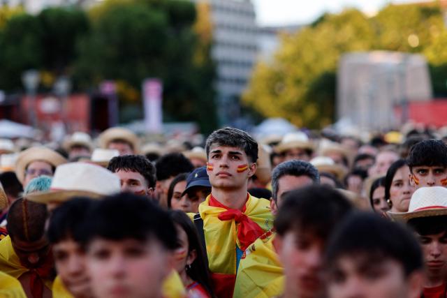 Spain supporters view giant screens showing the Spain vs. Austria FIFA World Cup 2026 round-of-32 football match at Los Angeles Stadium in Inglewood, as seen in Madrid on July 2, 2026. (Photo by Oscar DEL POZO / AFP)