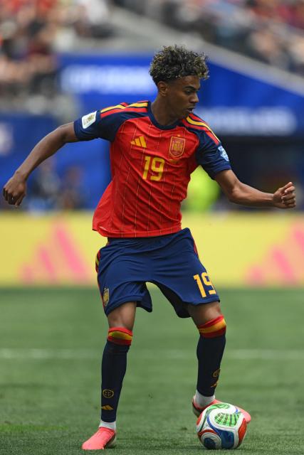 Spain's forward #19 Lamine Yamal controls the ball during the 2026 World Cup round of 32 football match between Spain and Austria at the Los Angeles Stadium in Inglewood on July 2, 2026.  (Photo by Patrick T. Fallon / AFP)