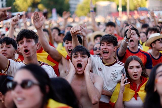 Spain supporters react while viewing giant screens showing the Spain vs. Austria FIFA World Cup 2026 round-of-32 football match at Los Angeles Stadium in Inglewood, as seen in Madrid on July 2, 2026. (Photo by Oscar DEL POZO / AFP)