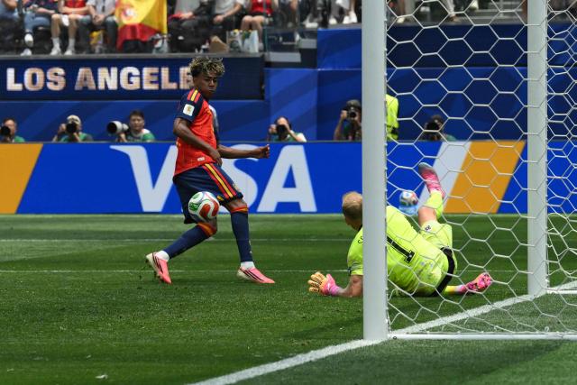 Austria's goalkeeper #01 Alexander Schlager makes a save past Spain's forward #19 Lamine Yamal during the 2026 World Cup round of 32 football match between Spain and Austria at the Los Angeles Stadium in Inglewood on July 2, 2026.  (Photo by Patrick T. Fallon / AFP)