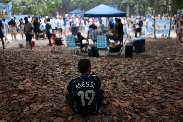 An Argentine fan wearing a jersey of Argentine football player Lionel Messi rests during a gathering at Miami Beach in Miami on July 2, 2026, on the eve of the 2026 World Cup round of 32 football match between Argentina and Cape Verde. (Photo by PATRICIA DE MELO MOREIRA / AFP)