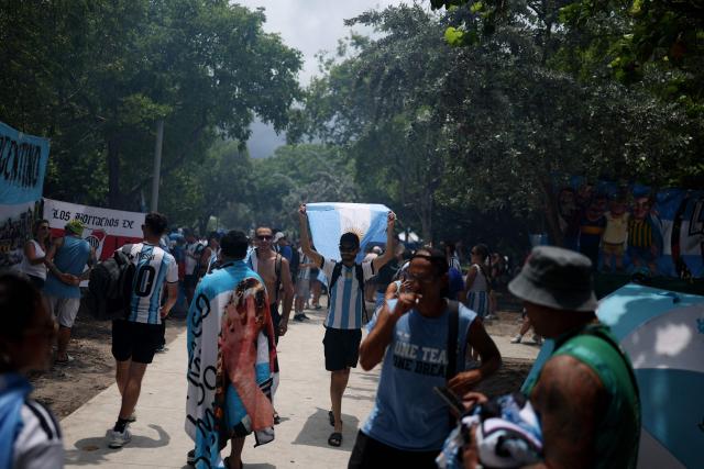 Argentine fans gather to cheer for their team at Miami Beach in Miami on July 2, 2026, on the eve of the 2026 World Cup round of 32 football match between Argentina and Cape Verde. (Photo by PATRICIA DE MELO MOREIRA / AFP)