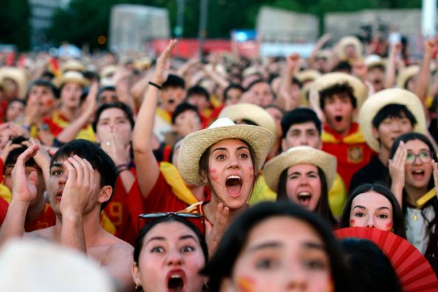 Spain supporters react while watching giant screens showing the Spain vs. Austria FIFA World Cup 2026 round-of-32 football match at Los Angeles Stadium in Inglewood, as seen in Madrid on July 2, 2026. (Photo by Oscar DEL POZO / AFP)