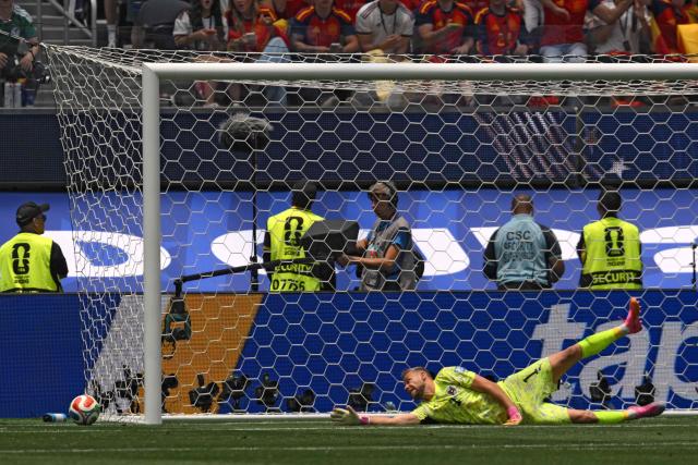 Austria's goalkeeper #01 Alexander Schlager attempts to make a save during the 2026 World Cup round of 32 football match between Spain and Austria at the Los Angeles Stadium in Inglewood on July 2, 2026.  (Photo by Patrick T. Fallon / AFP)