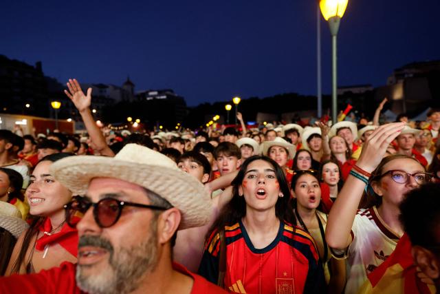 Spain supporters react while watching giant screens showing the Spain vs. Austria FIFA World Cup 2026 round-of-32 football match at Los Angeles Stadium in Inglewood, as seen in Madrid on July 2, 2026. (Photo by Oscar DEL POZO / AFP)