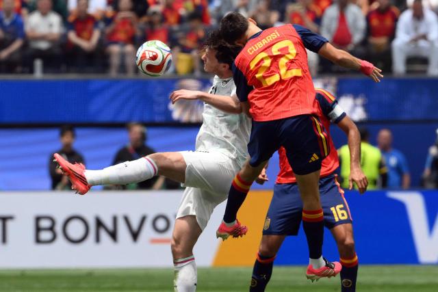 Austria's forward #11 Michael Gregoritsch and Spain's defender #22 Pau Cubarsi fight for the ball during the 2026 World Cup round of 32 football match between Spain and Austria at the Los Angeles Stadium in Inglewood on July 2, 2026.  (Photo by Patrick T. Fallon / AFP)