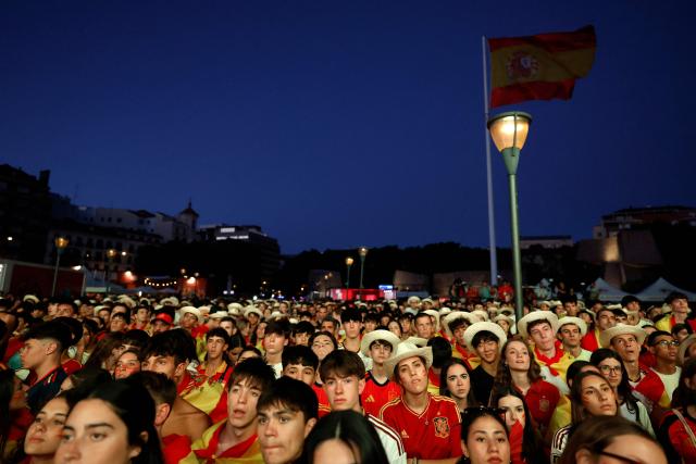 Spain supporters watch giant screens showing the Spain vs. Austria FIFA World Cup 2026 round-of-32 football match at Los Angeles Stadium in Inglewood, as seen in Madrid on July 2, 2026. (Photo by Oscar DEL POZO / AFP)