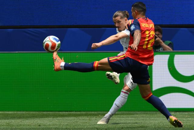 Austria's forward #07 Marko Arnautovic (L) and Spain's defender #12 Pedro Porro fight for the ball during the 2026 World Cup round of 32 football match between Spain and Austria at the Los Angeles Stadium in Inglewood on July 2, 2026.  (Photo by Patrick T. Fallon / AFP)