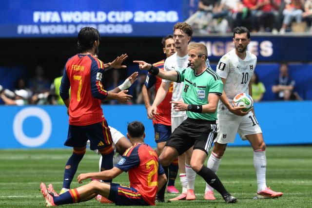 Swedish referee Glenn Nyberg gestures next to Spain's forward #07 Ferran Torres and midfielder #20 Pedri, and Austria's midfielder #10 Florian Grillitsch during the 2026 World Cup round of 32 football match between Spain and Austria at the Los Angeles Stadium in Inglewood on July 2, 2026.  (Photo by Patrick T. Fallon / AFP)