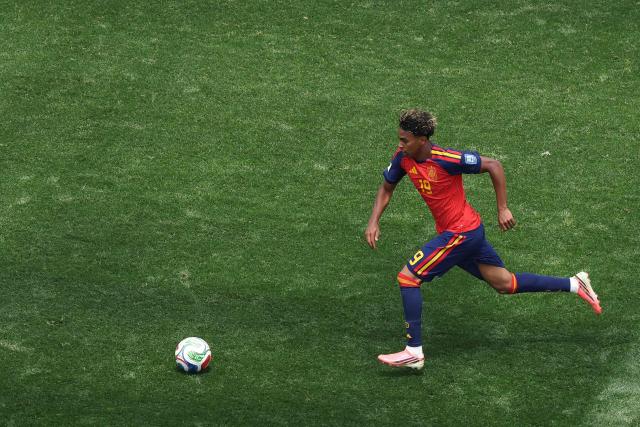 Spain's forward #19 Lamine Yamal runs with the ball during the 2026 World Cup round of 32 football match between Spain and Austria at the Los Angeles Stadium in Inglewood on July 2, 2026.  (Photo by VALERIE MACON / AFP)