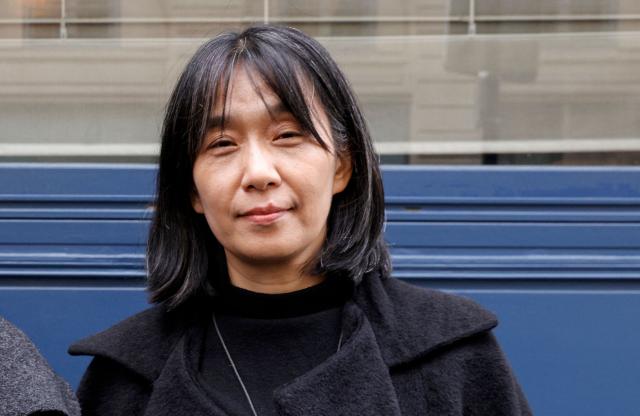 (FILES) This photo taken on November 9, 2023 shows South Korean author Han Kang as she poses after co-winning (jointly with Portuguese author Lidia Jorge) the Medicis Prize for a foreign novel in Paris. After English, Spanish, and Arabic, the Avignon Festival has chosen Korean as its guest language for its 80th edition, which begins on July 4, 2026, notably through the presence of artists from the peninsula and of the 2024 Nobel Prize in Literature laureate Han Kang. (Photo by Geoffroy VAN DER HASSELT / AFP) / ALTERNATIVE CROP