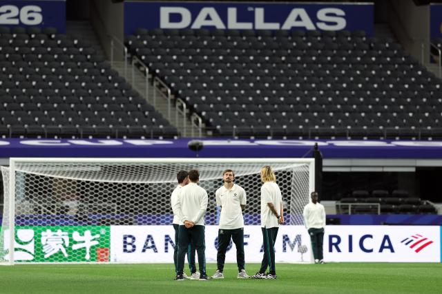 Australia players take part in a pitch familiarisation at the stadium in Dallas, on July 2, 2026, ahead of their match against Egypt, during the 2026 World Cup football tournament. (Photo by Thomas COEX / AFP)