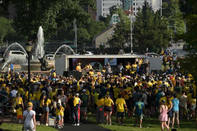 Colombian fans take part in a "banderazo" flag-waving gathering at Mill Creek Park in Kansas City on July 2, 2026, on the eve of the 2026 World Cup round of 32 football match between Colombia and Ghana. (Photo by JUAN MABROMATA / AFP)