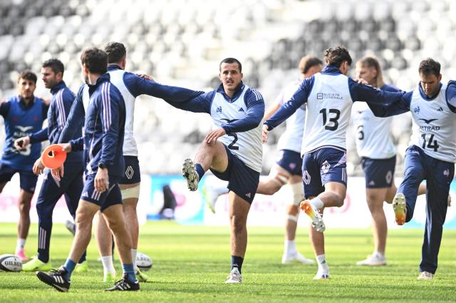 France's Barnabe Massa (C) attends a captain's run training session with his teammates at One New Zealand Stadium in Christchurch on July 3, 2026, ahead of the rugby Nations Championship match against New Zealand. (Photo by Sanka VIDANAGAMA / AFP)