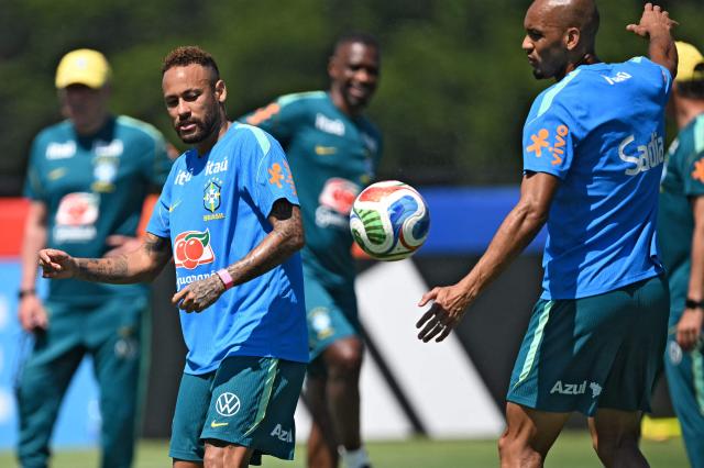 Brazil's forward #10 Neymar (L) and Brazil's midfielder #17 Fabinho practice during a training session at the Columbia Park Training Facility in Morristown, New Jersey on July 3, 2026, ahead of the 2026 World Cup tournament round of 16 football match between Brazil and Norway.  (Photo by MAURO PIMENTEL / AFP)