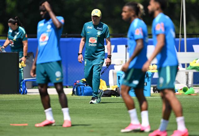 Brazil's Italian head coach Carlo Ancelotti (C) leads his team during a training session at the Columbia Park Training Facility in Morristown, New Jersey on July 3, 2026, ahead of the 2026 World Cup tournament round of 16 football match between Brazil and Norway.  (Photo by MAURO PIMENTEL / AFP)