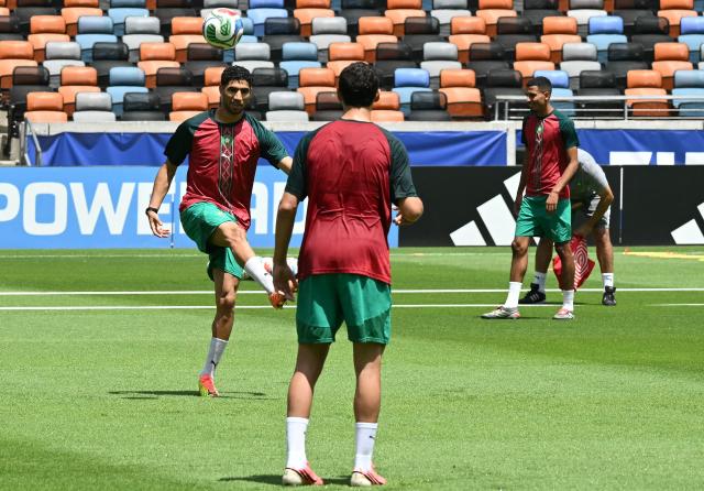 Morocco's defender #02 Achraf Hakimi (L) takes part in an MD-1 training session at the Houston Sports Park in Houston on July 3, 2026, on the eve of the 2026 World Cup round of 16 football match between Canada and Morocco. (Photo by RONALDO SCHEMIDT / AFP)