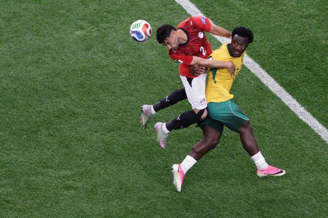 Egypt's defender #02 Yasser Ibrahim (L) fights for the ball with Australia's forward #17 Nestory Irankunda  during the 2026 World Cup round of 32 football match between Australia and Egypt at the Dallas Stadium in Arlington on July 3, 2026.  (Photo by Aric Becker / AFP)