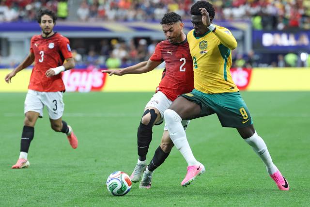 Egypt's defender #02 Yasser Ibrahim (C) fights for the ball with Australia's forward #09 Mohamed Toure during the 2026 World Cup round of 32 football match between Australia and Egypt at the Dallas Stadium in Arlington on July 3, 2026.  (Photo by Thomas COEX / AFP)
