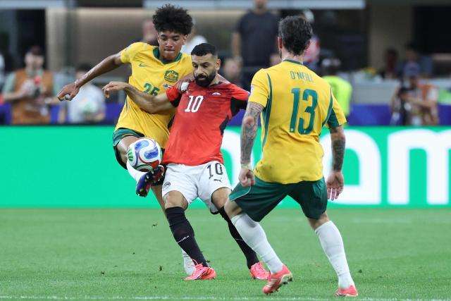 Egypt's forward #10 Mohamed Salah (C) fights for the ball with Australia's defender #25 Lucas Herrington (L)  during the 2026 World Cup round of 32 football match between Australia and Egypt at the Dallas Stadium in Arlington on July 3, 2026.  (Photo by Thomas COEX / AFP)