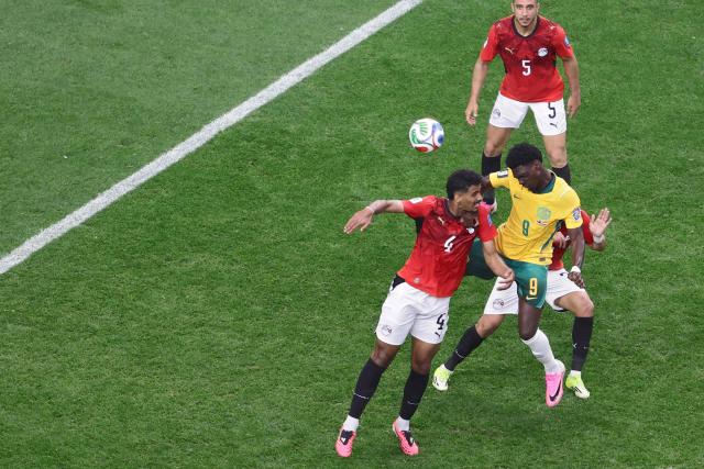 Egypt's defender #04 Hossam Abdelmaguid (L) fights for the ball with Australia's forward #09 Mohamed Toure  during the 2026 World Cup round of 32 football match between Australia and Egypt at the Dallas Stadium in Arlington on July 3, 2026.  (Photo by Aric Becker / AFP)