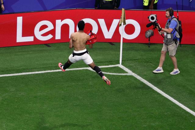 Egypt's defender #04 Hossam Abdelmaguid celebrates after scoring the winning shot in a penalty shoot-out during the 2026 World Cup round of 32 football match between Australia and Egypt at the Dallas Stadium in Arlington on July 3, 2026.  (Photo by Aric Becker / AFP)