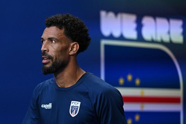 Cape Verde's goalkeeper #01 Vozinha enters the pitch to take part in the warm-up ahead of the 2026 World Cup round of 32 football match between Argentina and Cape Verde at the Miami Stadium in Miami Gardens on July 3, 2026.  (Photo by ROBERTO SCHMIDT / AFP)