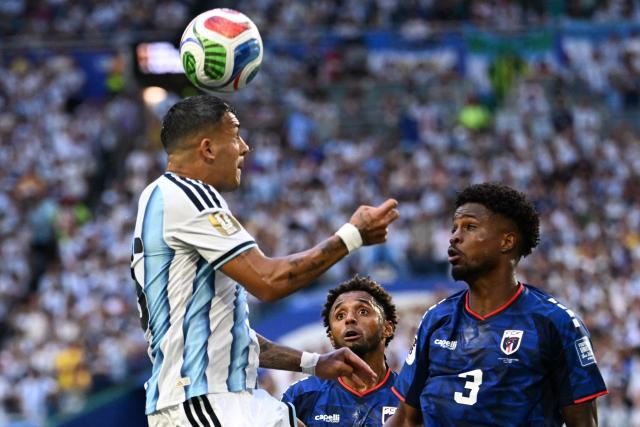 Argentina's defender #25 Facundo Medina and Cape Verde's defender #03 Diney Borges fight for the ball during the 2026 World Cup round of 32 football match between Argentina and Cape Verde at the Miami Stadium in Miami Gardens on July 3, 2026.  (Photo by ROBERTO SCHMIDT / AFP)