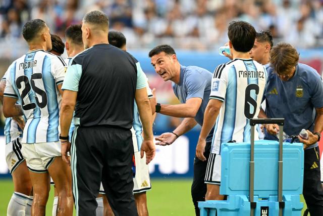 Argentina's head coach Lionel Scaloni gives instructions to his players during the 2026 World Cup round of 32 football match between Argentina and Cape Verde at the Miami Stadium in Miami Gardens on July 3, 2026.  (Photo by CHANDAN KHANNA / AFP)
