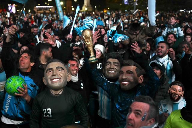 Fans of Argentina cheer for their team while watching  the FIFA World Cup 2026 round-of-32 football match between Argentina and Cape Verde on a giant screen, in Buenos Aires on July 3, 2026. (Photo by Luis ROBAYO / AFP)