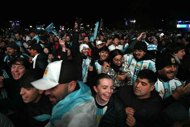 Fans of Argentina cheer for their team while watching  the FIFA World Cup 2026 round-of-32 football match between Argentina and Cape Verde on a giant screen, in Buenos Aires on July 3, 2026. (Photo by Luis ROBAYO / AFP)