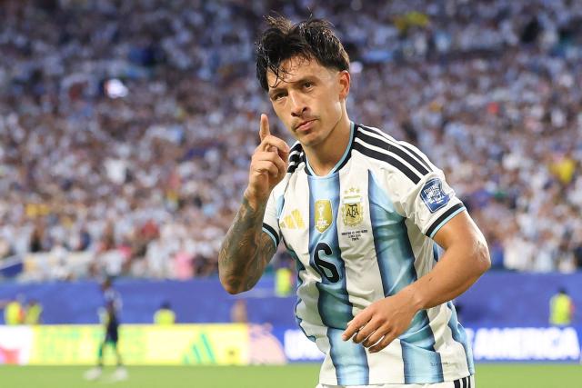 Argentina's defender #06 Lisandro Martinez celebrates scoring his team's second goal during the 2026 World Cup round of 32 football match between Argentina and Cape Verde at the Miami Stadium in Miami Gardens on July 3, 2026.  (Photo by PATRICIA DE MELO MOREIRA / AFP)