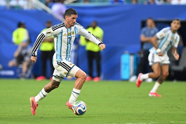 Argentina's midfielder #07 Rodrigo De Paul controls the ball during the 2026 World Cup round of 32 football match between Argentina and Cape Verde at the Miami Stadium in Miami Gardens on July 3, 2026.  (Photo by ROBERTO SCHMIDT / AFP)