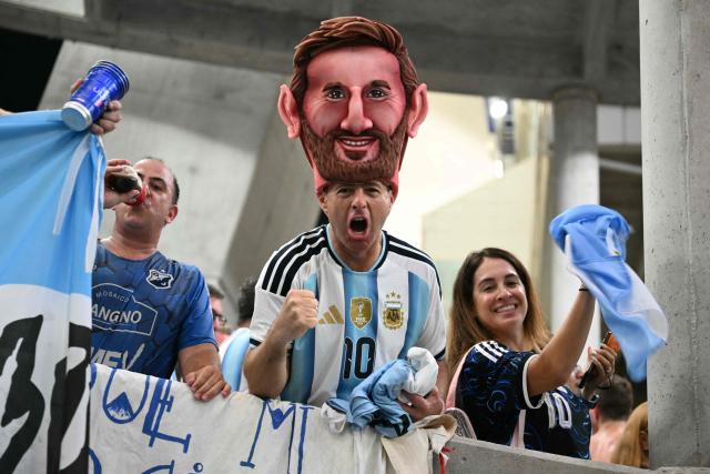 Argentina´s fans celebrate winning the 2026 World Cup round of 32 football match against Cape Verde at the Miami Stadium in Miami Gardens on July 3, 2026.  (Photo by CHANDAN KHANNA / AFP)