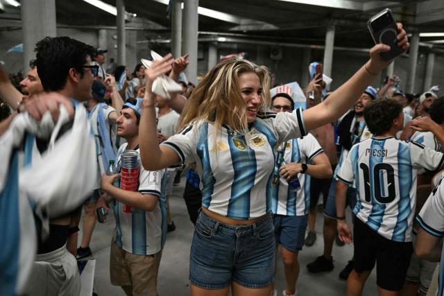 Argentina´s fans celebrate winning the 2026 World Cup round of 32 football match against Cape Verde at the Miami Stadium in Miami Gardens on July 3, 2026.  (Photo by CHANDAN KHANNA / AFP)